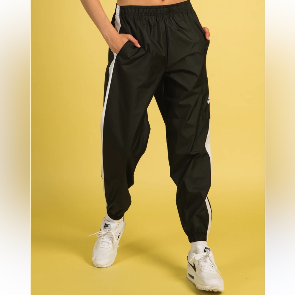 Nike Women’s Woven Pants Large - NEW